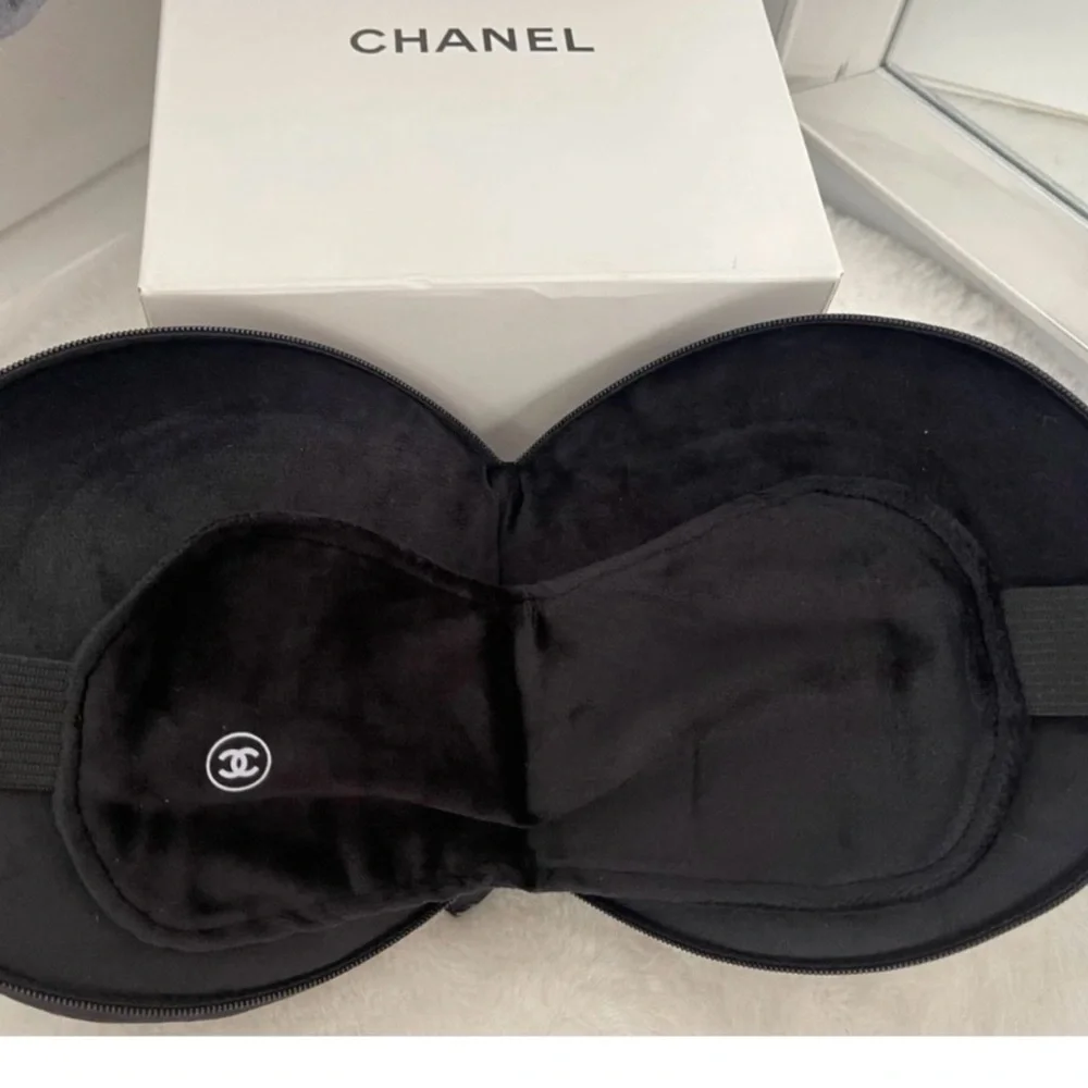 CHANEL Elegant Black travel Eye Mask & Pillow(052)